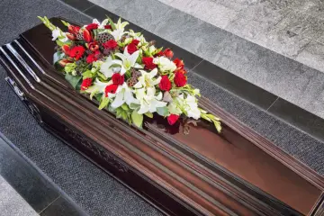 Jak wygląda pogrzeb w Polsce? Krok po kroku: etykieta i rodzaje