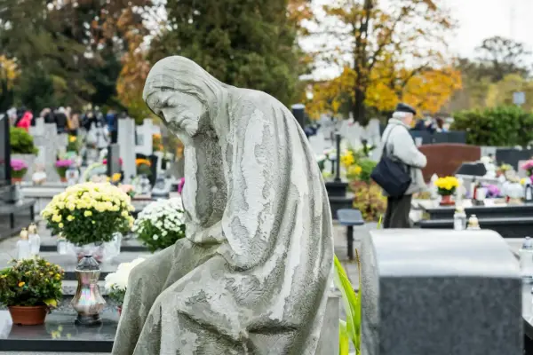 Jak odnaleźć grób bliskiej osoby? Wyszukiwarka grobów online