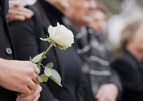 Ile trwa pogrzebu? Poznaj czas ceremonii i co warto wiedzieć