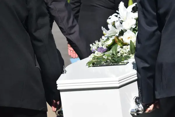 Kto ustala termin pogrzebu i jak uniknąć błędów w organizacji?