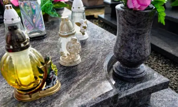 Czym przykleić wazon do pomnika, aby uniknąć kradzieży i uszkodzeń