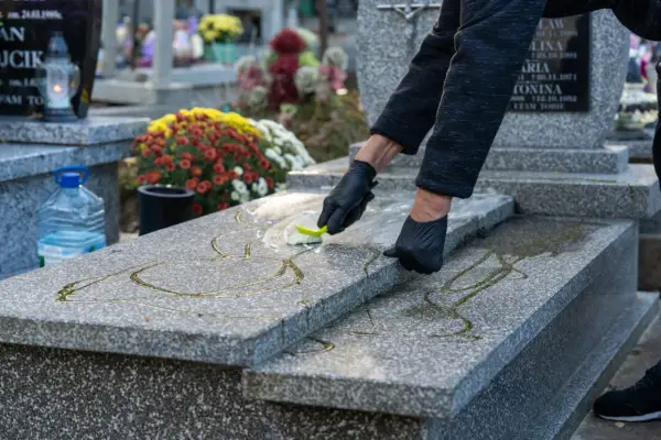 Jak czyścić pomnik? Uniknij błędów! Granit, marmur, lastryko