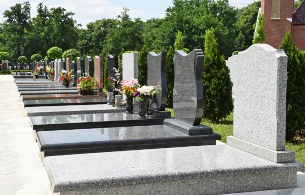 Alternatywy dla pomnika na cmentarzu – piękne i tanie rozwiązania
