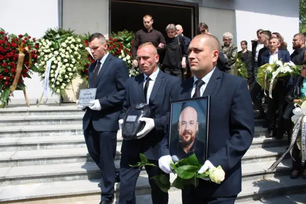 Czarna wstążka: Symbolika i etykieta żałoby. Czy znasz zasady?