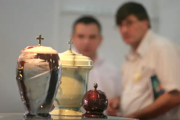 Czy kremacja jest po katolicku? Poznaj zasady i kontrowersje