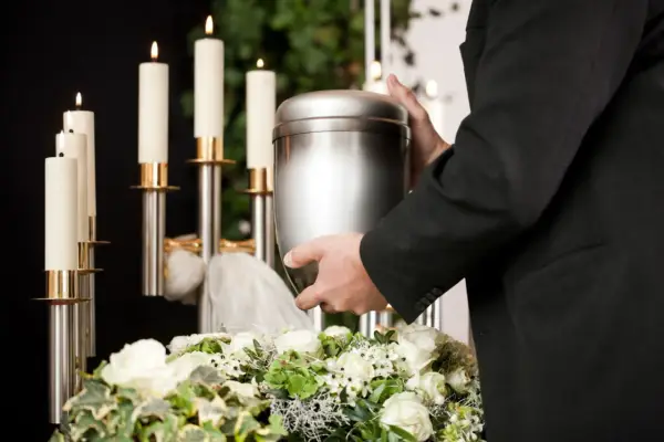Ile urn można pochować? Co mówią przepisy i cmentarze?