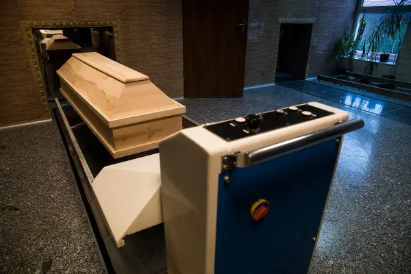 Ile trwa kremacja człowieka? Poznaj czas i etapy procesu