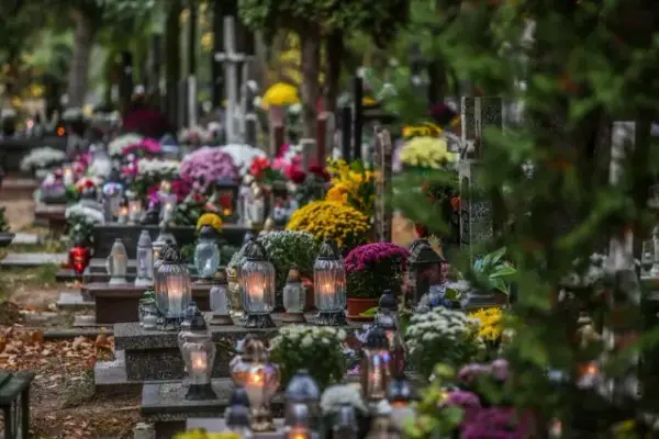 Jak zrobić lampion z kwiatami na cmentarz, który uczci pamięć bliskich