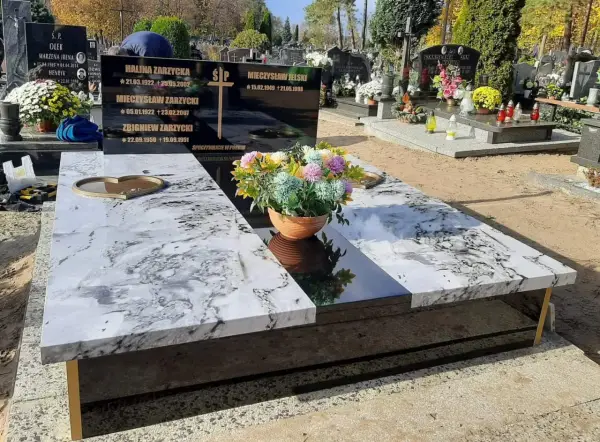 Ile kosztuje płyta nagrobna? Czynniki, ceny, jak nie przepłacić