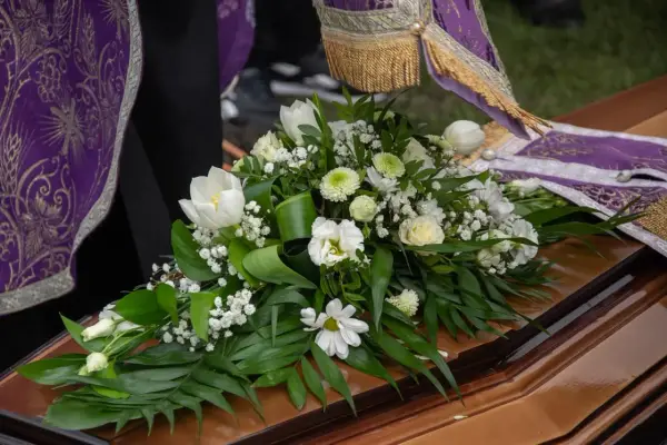 Jakie róże na pogrzeb? Wybierz odpowiednie kolory i symbolikę