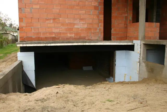 Budowa domu, widoczna piwnica z betonowym fundamentem i ścianami z pustaków. Zastanawiasz się, ile kosztuje piwnica?
